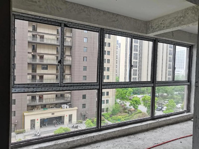 封阳台门窗：家居美化的必要步骤